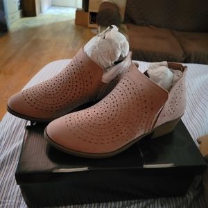 Torrid 9W blush cutout booties. Brand new